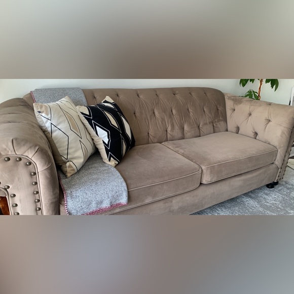 LUXURIOUS VELVET CHESTERFIELD SOFA IN TAUPE - Picture 2 of 8